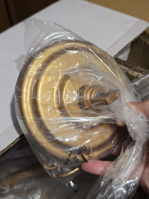 Продается новая люстра в коробке