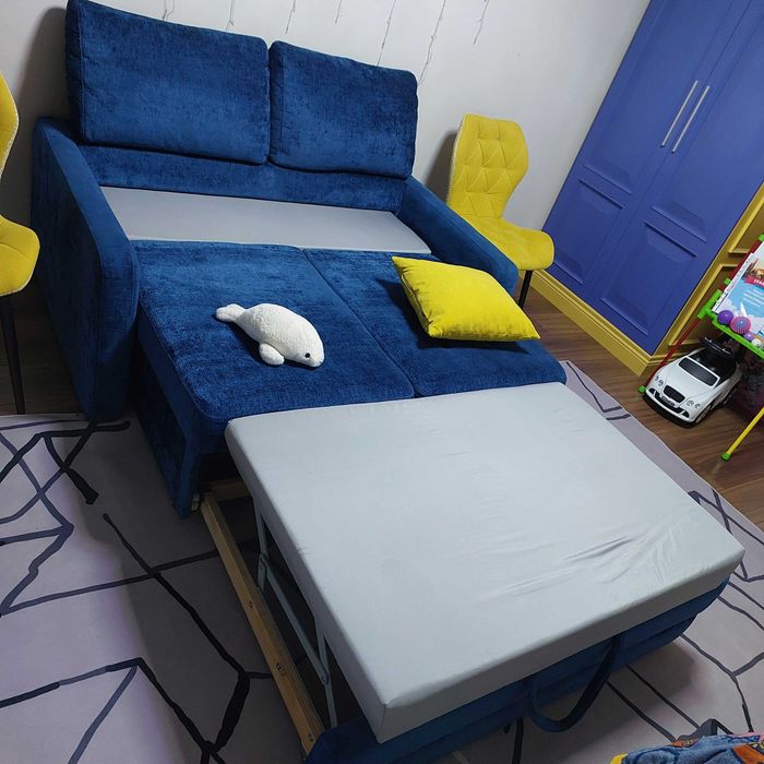 Диван-раскдадной и 2 стула