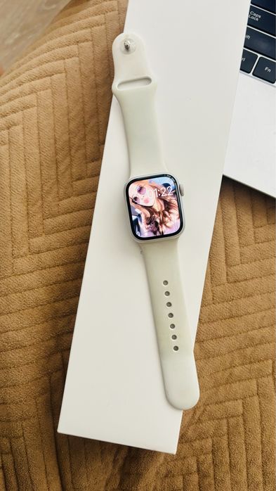 Apple watch 8 aluminum silver