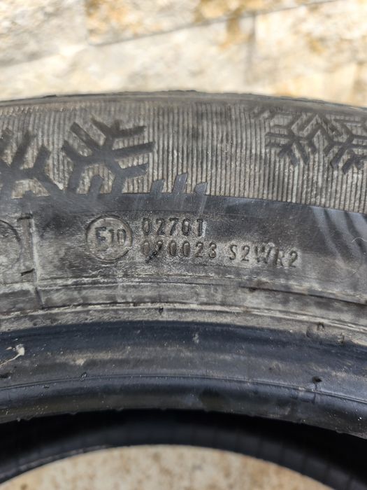 Vând  2 cauciucuri 215 55 r16 iarna aproape noi