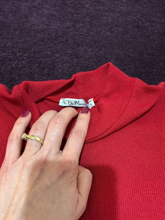 Bluza din bumbac reiat roșie mulată cu umeri bufanți și perle aplicate