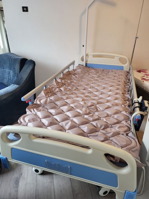 Vând pat de spital rabatabil profesional medical electric , însoțit de