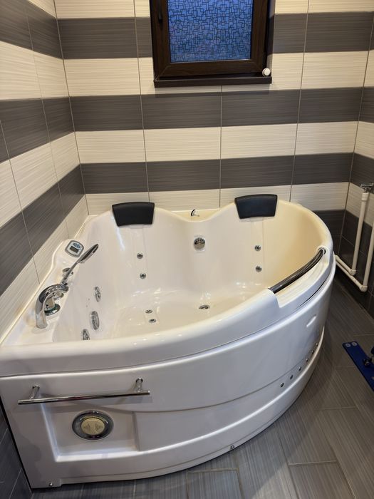 Jacuzzi sparios pentru 2 sau mai multe persoane