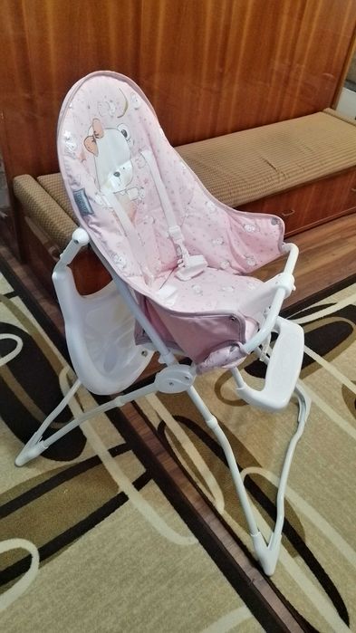 Продавам бебешко корито за къпане комплект и столче за хранене.