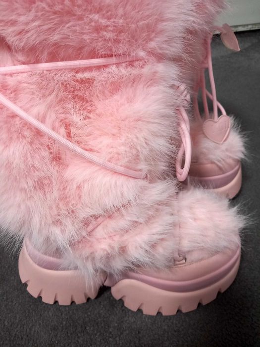 Чисто нови розови апрески