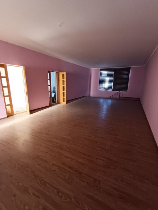 Navoiy sh  Guliston 3 da 6 sotix 2 etajli 8 xonadan iborat hovli sotil