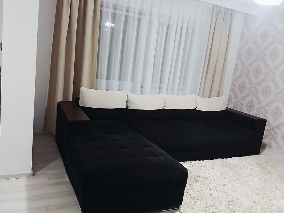 Colțar cu șezlong si etajera negru din catifea