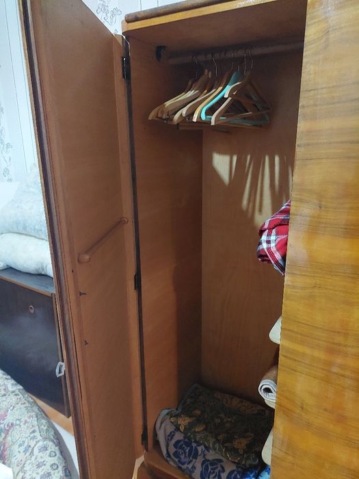 Гардероб с орехов фурнир