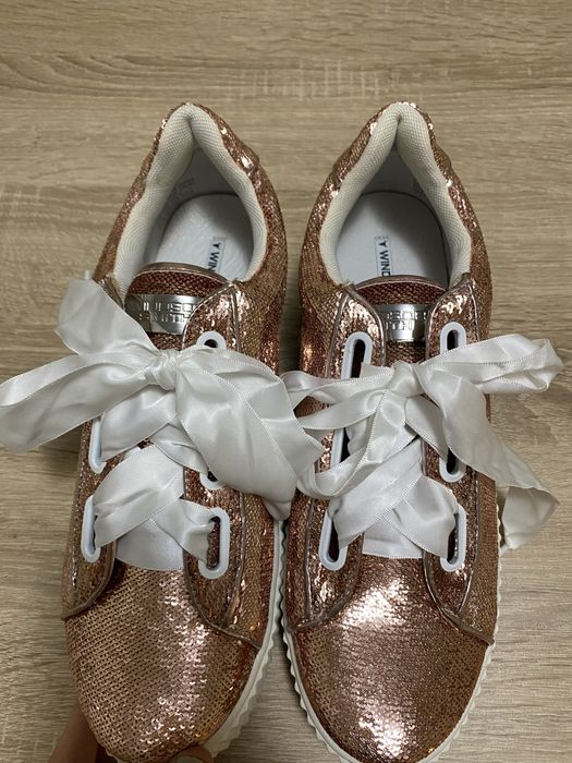 Чисто нови дамски обувки