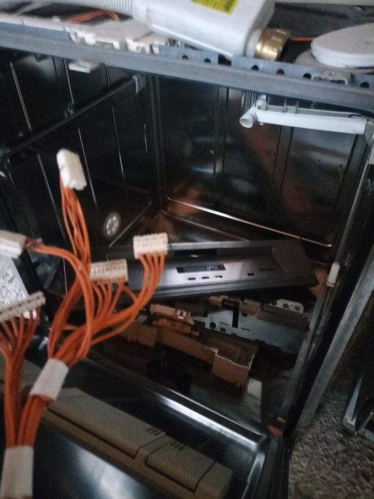 Vând două mașini de spălat vase Miele defecte dau eroare F14 .