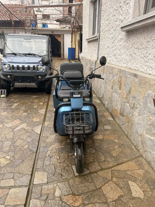 Електрическа двуместна триколка