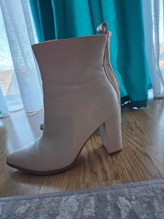 Cizme elegante .