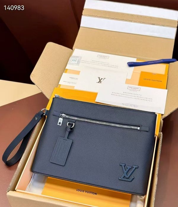 Чанта Louis Vuitton Takeoff Pouch