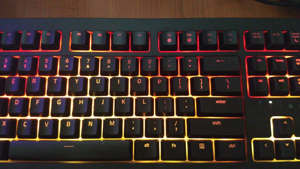 Vând calculator+ periferice GPU 8GB 256bit, CPU RYZEN 7 2700, 16GB RAM