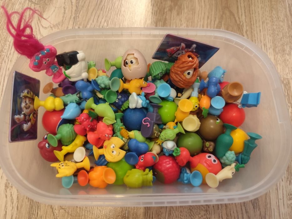Играчки Kinder Surprise, Stikeez и други