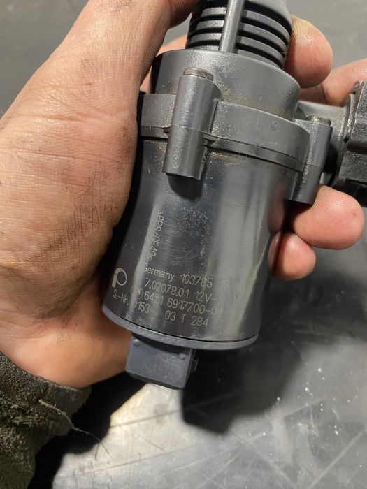 Pompa secundara auxiliara Recirculare apa BMW Seria 7 E38 | 6917700