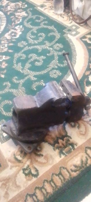 Тисы слесарные советского производства
