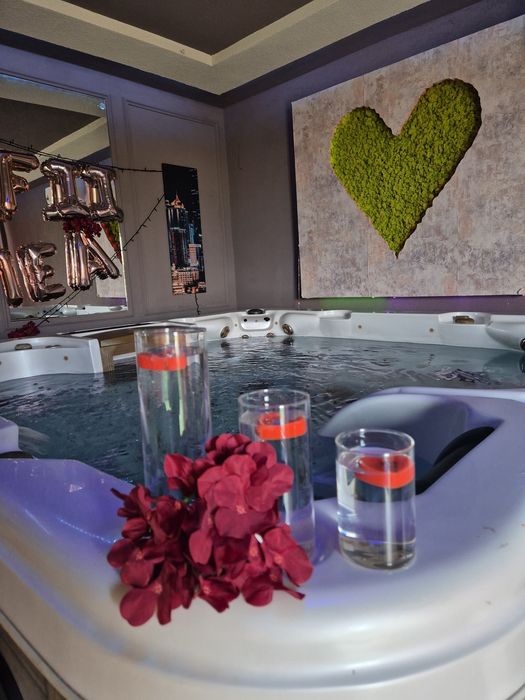 Închiriez apartament cu jacuzzi