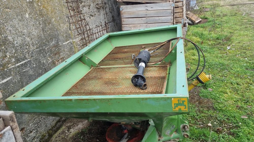 Vând distribuitor îngrășăminte