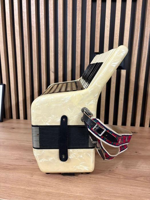 Acordeon Weltmeister cu 32 de basi