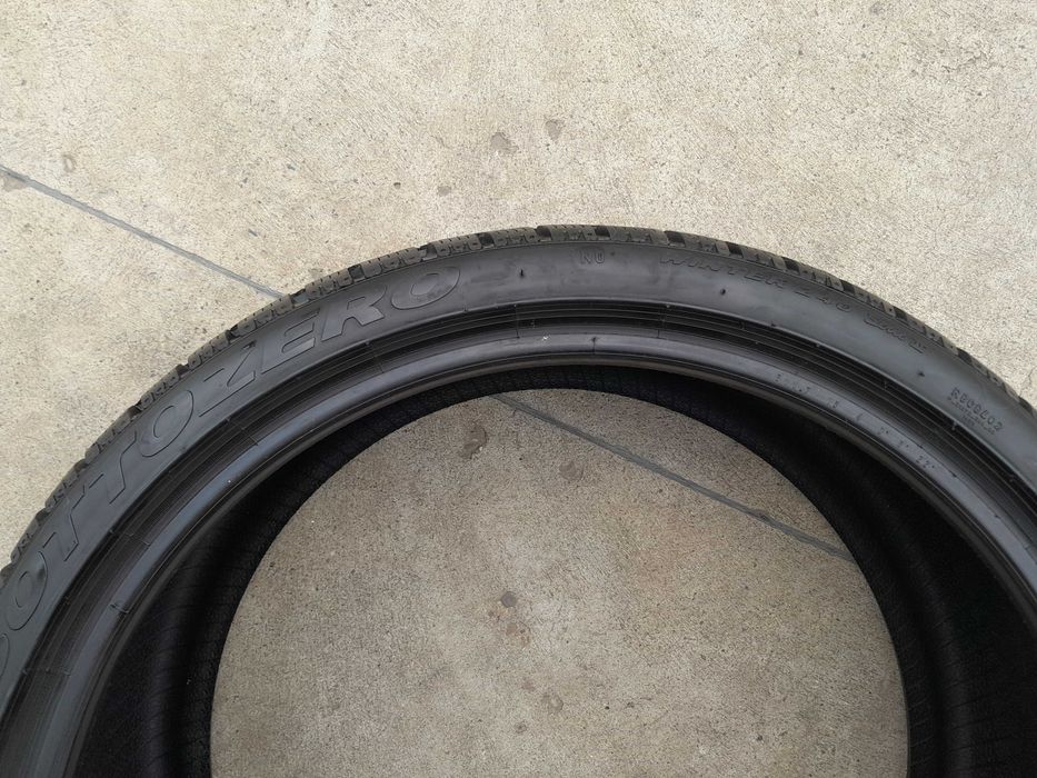 Doua anvelope noi de iarna 245 35 20 pirelli sottozero 2 N0