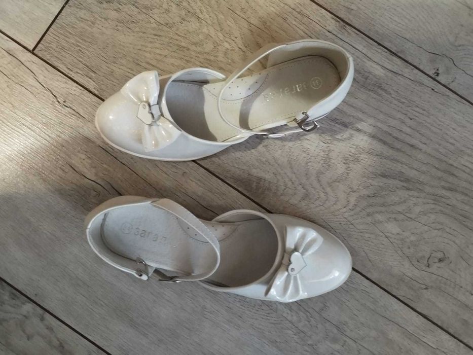 Продам туфли белые на девочку