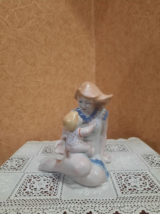 Фарфоровая статуэтка "Материнство" из серии " "Счастливое детство", По
