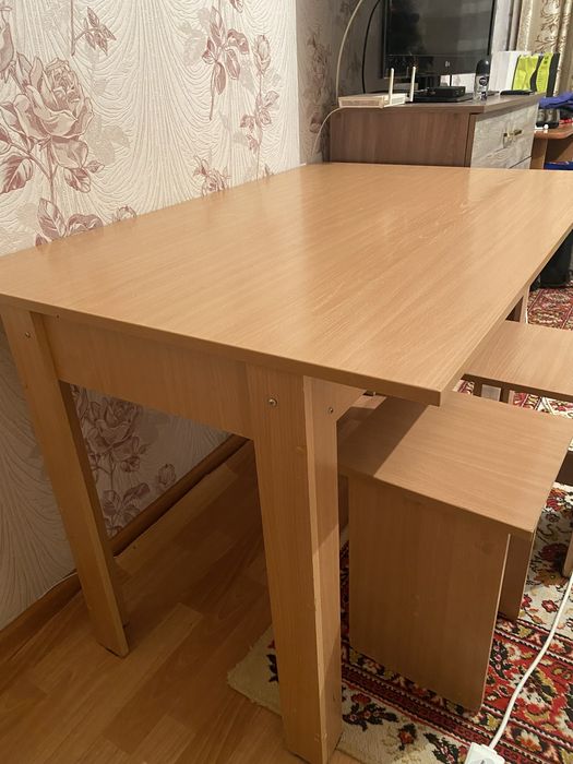 Продам кухонный стол и стулья