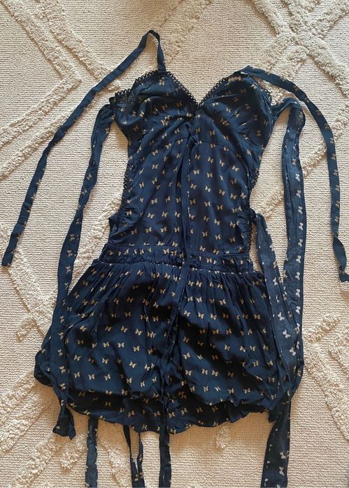 Рокля с гол гръб