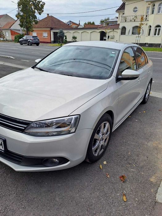 Vând Volkswagen Jetta 2011 – 128.000 km – Benzină – Stare foarte bună