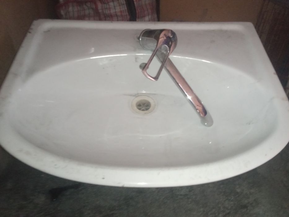 Продам раковину под умывальник