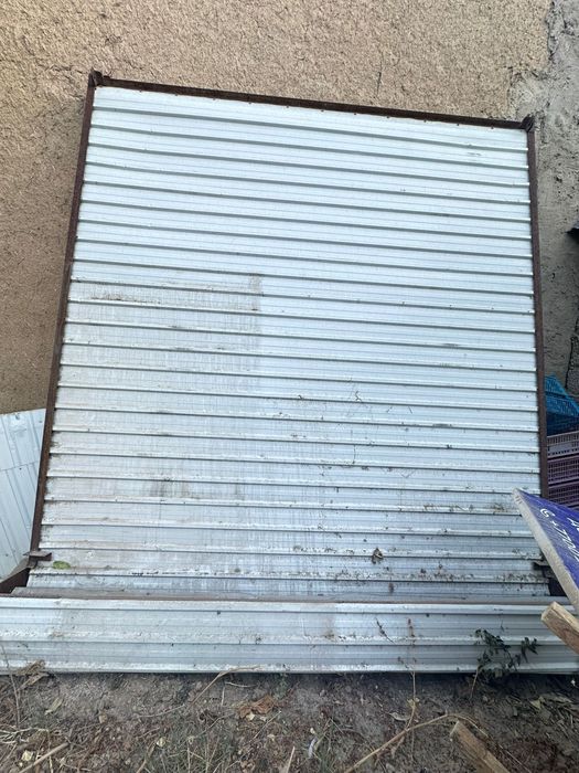 Сыртқы Жалюз екеуі бар .