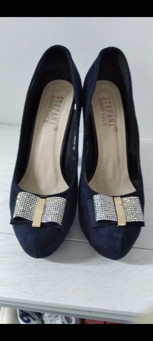 Продам замшевые туфли