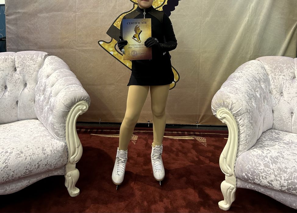 Продам платье для фигурного катания размер 152-158