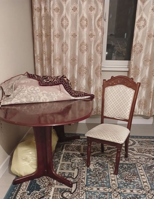 Спальный гарнитур, обеденный стол и стулья