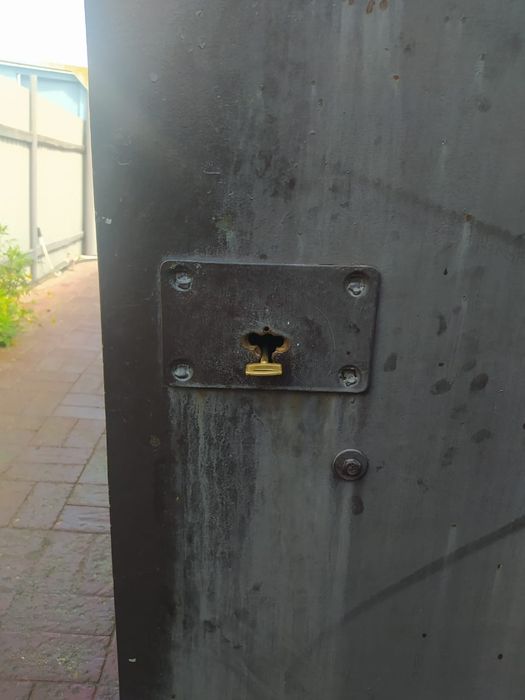 Продам металлическую дверь