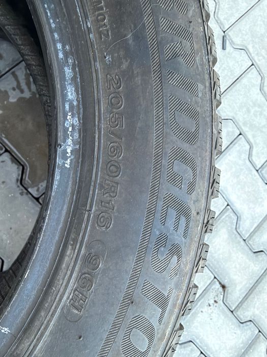 Зимни Гуми Bridgestone 205/60/16 - 2 броя