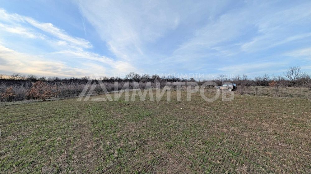 Продава парцел 5 дка в регулация между селата Мировци и Писарево.