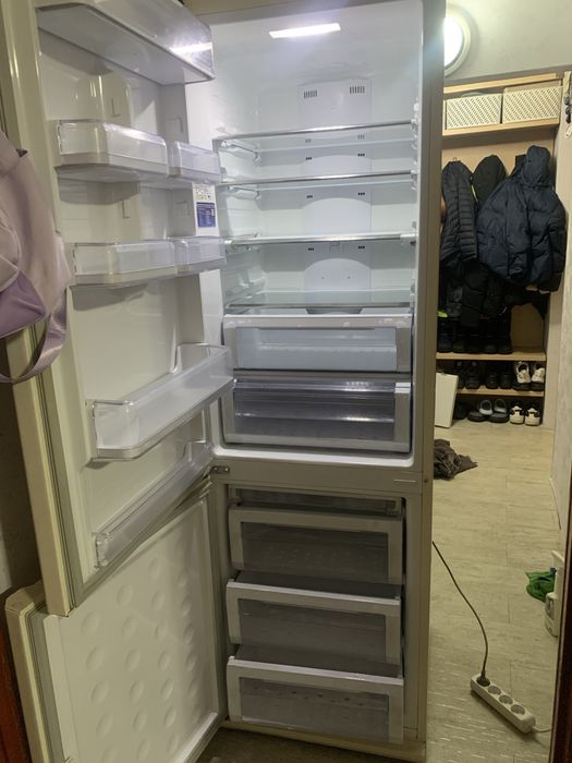 Продаю Холодильник Samsung