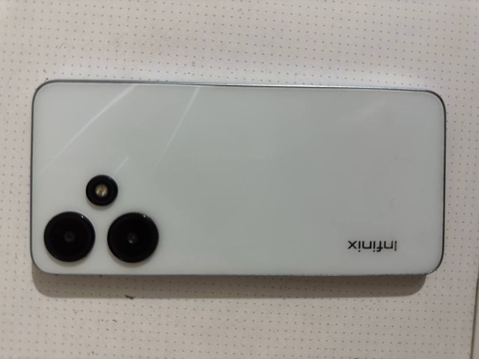 Infinix Hot 30 i telefon