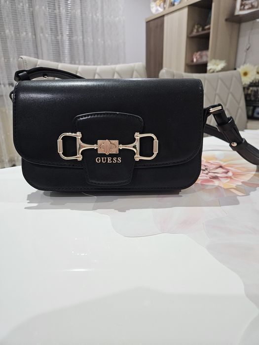 Чанта на фирма Guess.