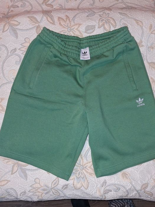 Vând pantaloni lungi și scurți