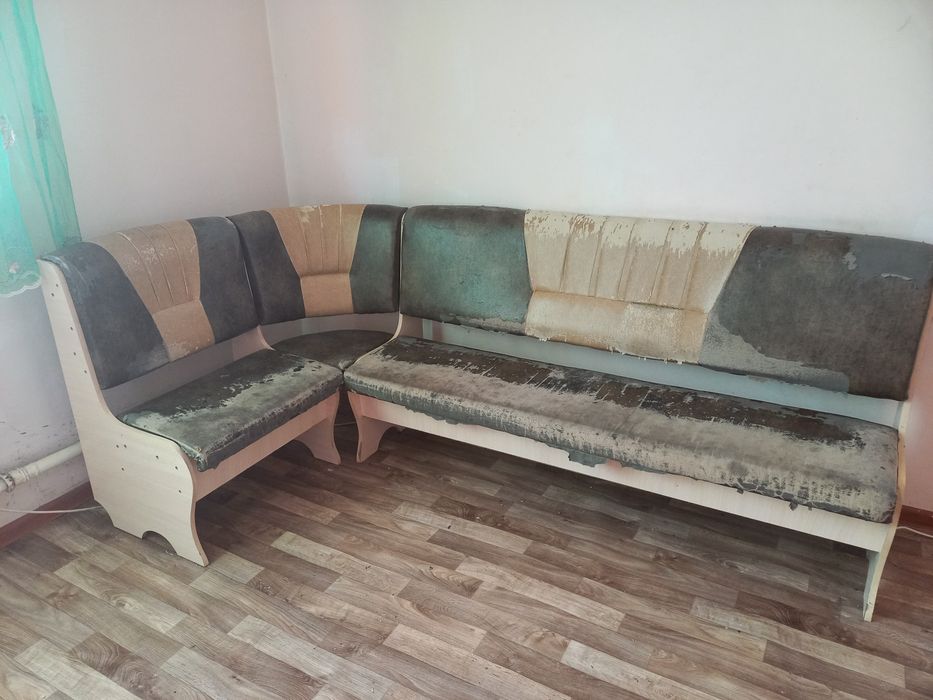 Треугольник стол сатылады