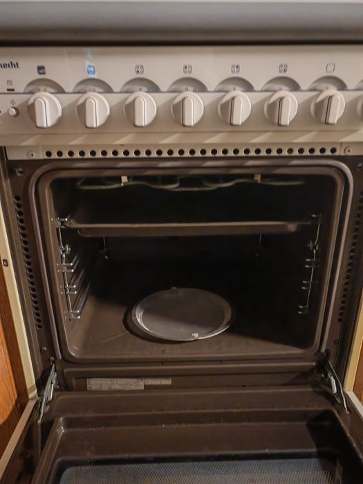 Чисто нова ъглова дъбова кухня с уреди