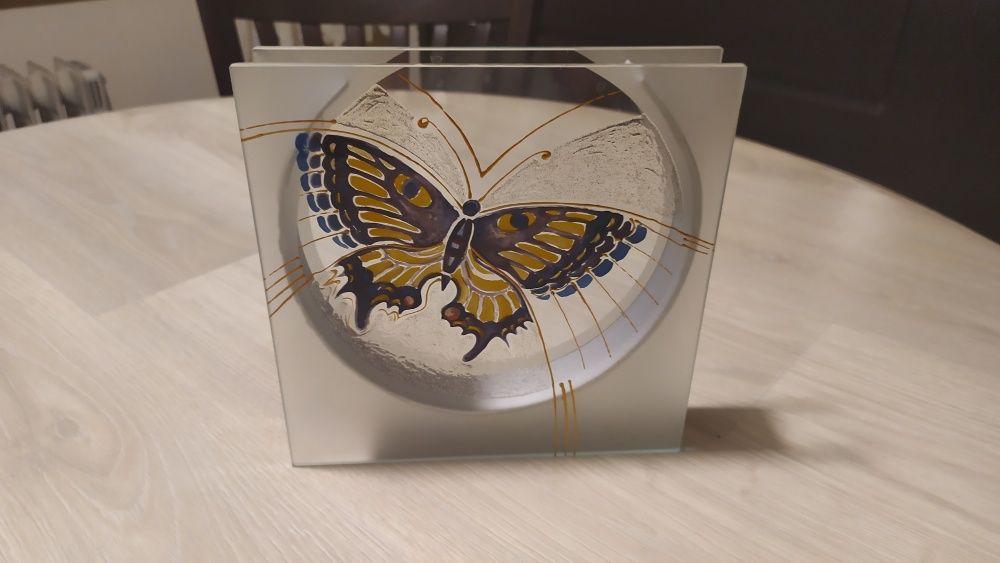 Ръчно изрисувана декоративна ваза - Пеперуда