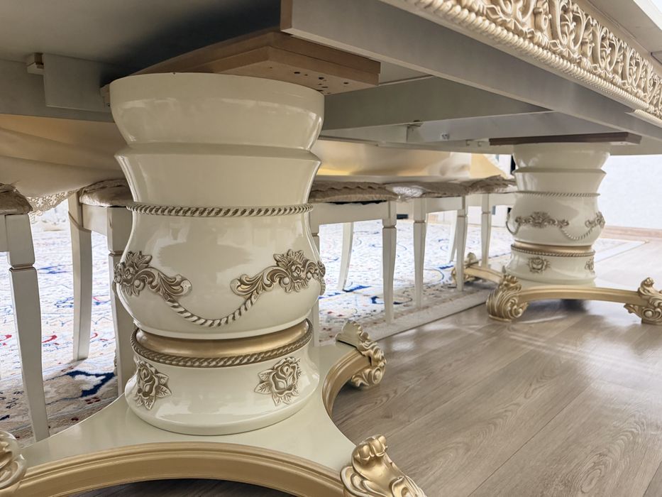 Продам большой красивый стол.