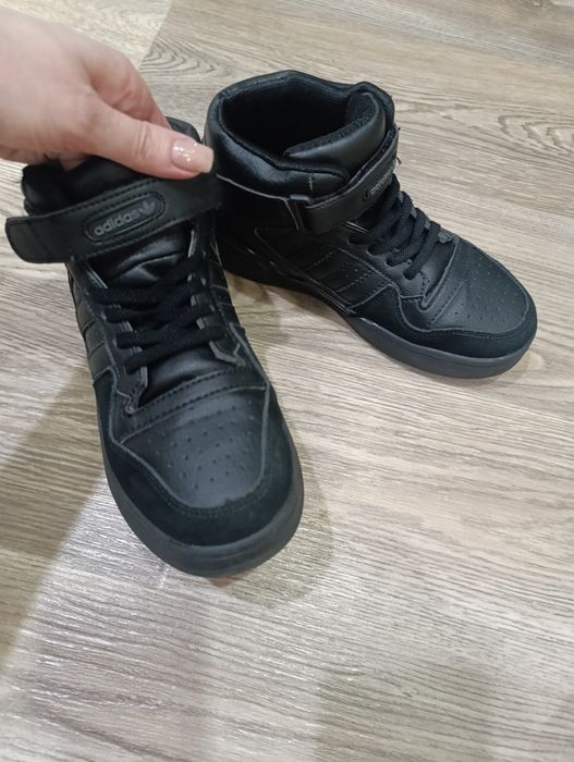 Ботинки на мальчика 9-11лет размер 35