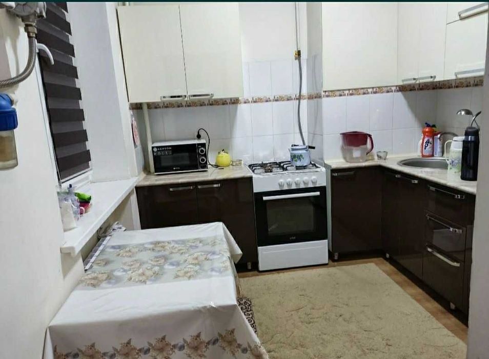 Uy sotiladi Sergeli 6A 13-dom 7 qavat domning 4-etaji 2 xonali uy