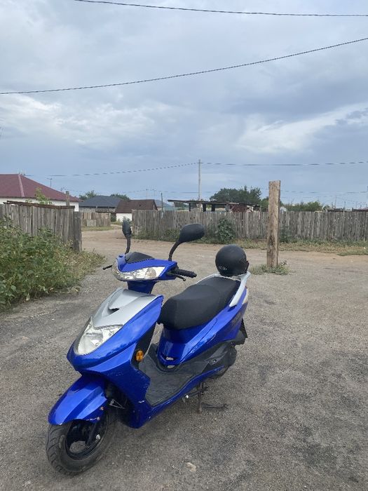 Скутер синего цвета