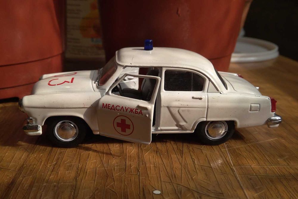 Мордель - игрушка ГАЗ-21 скорая помощь с отк. дверьми